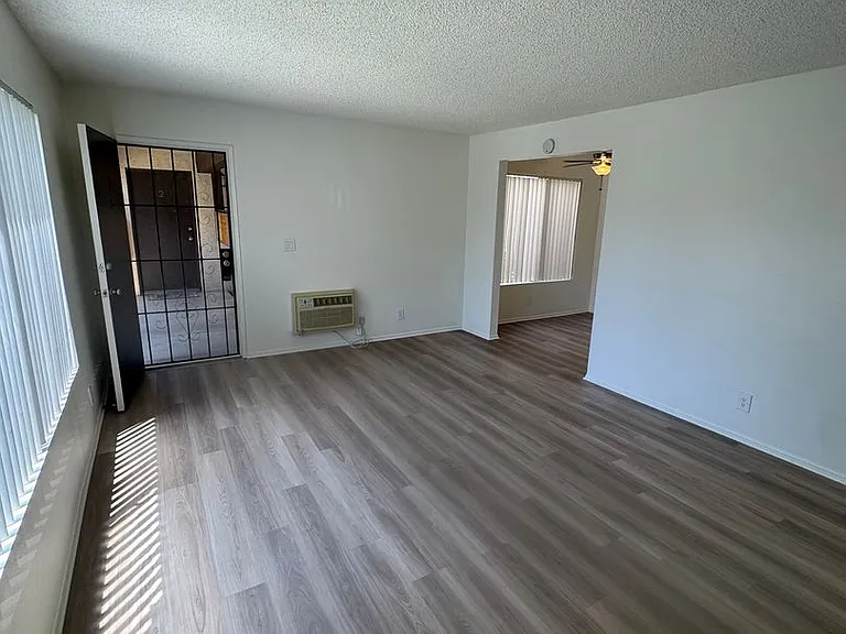 231 W Palmyra Ave — Photo 11