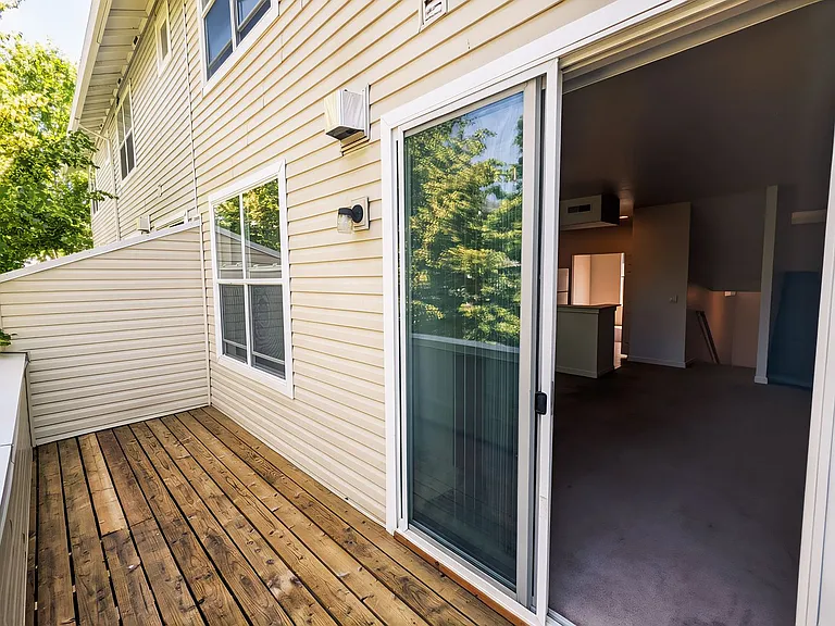 Halsey East Townhomes — Photo 12