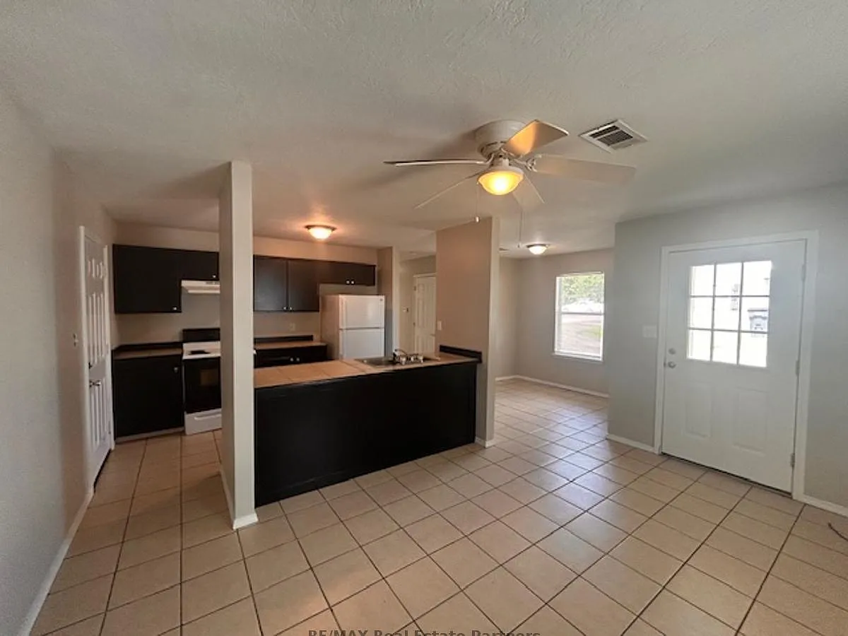 2 bed, $850 — Photo 2