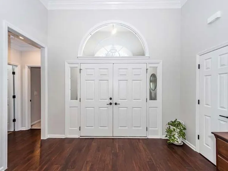 136 Oak Bluff Rd — Photo 3