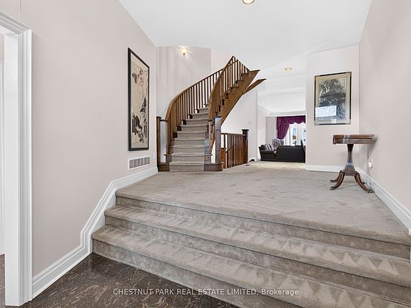 5th image of 248 Spadina Rd
