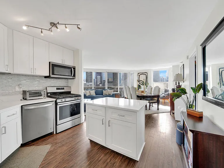 545 N Dearborn St #2510 — Photo 2