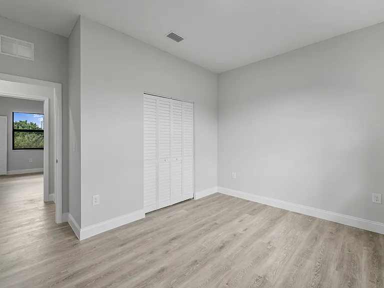 727 Cane St E — Photo 24