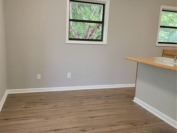 5th image of 77 Pierce Rd