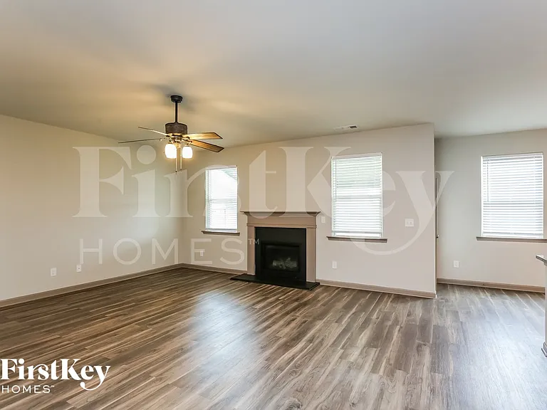 270 Freedom Pkwy — Photo 4