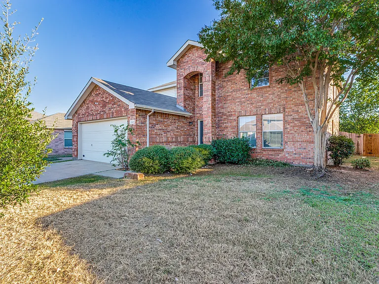 1145 Maplewood Ln — Photo 2