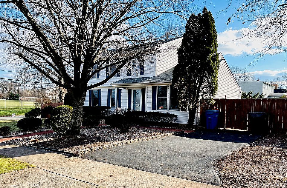 Colonial - 4Bdrm, 2.5 Bath