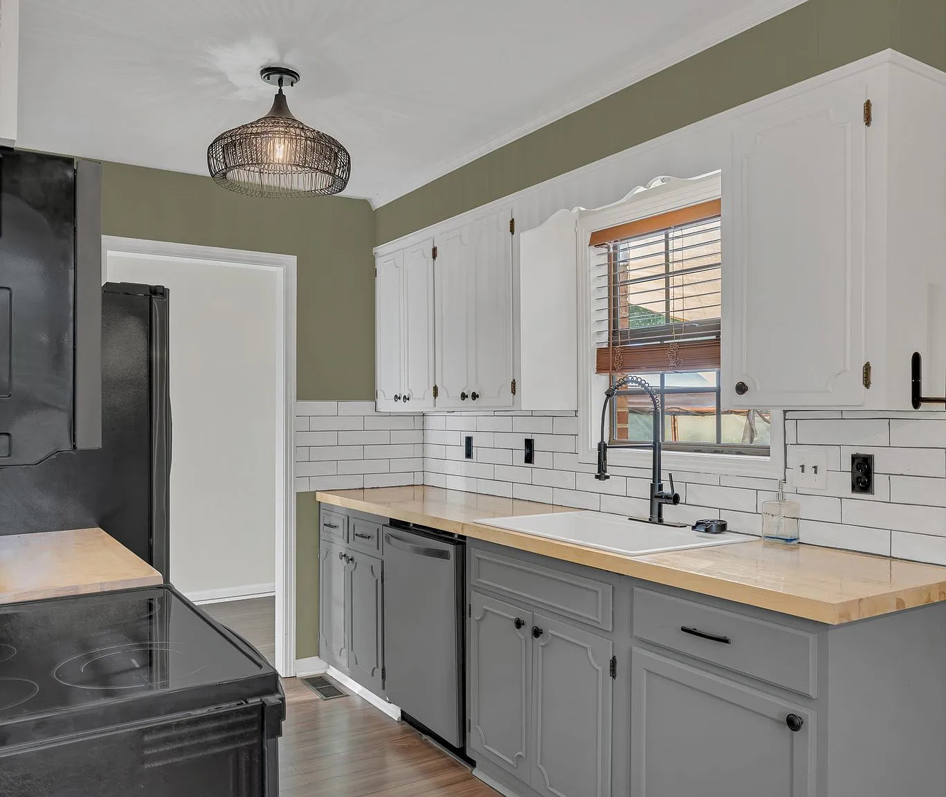 4 bed, 1701 sqft, $2,550 — Photo 3