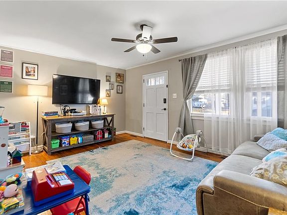 4th image of 828 Jewell Avenue