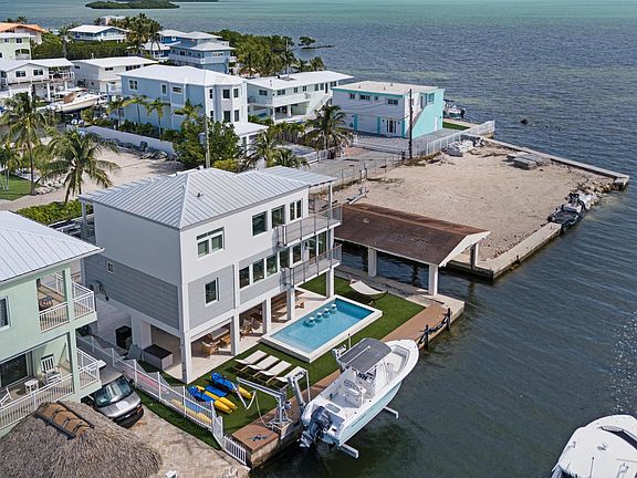 3rd image of 704 Grouper Ln