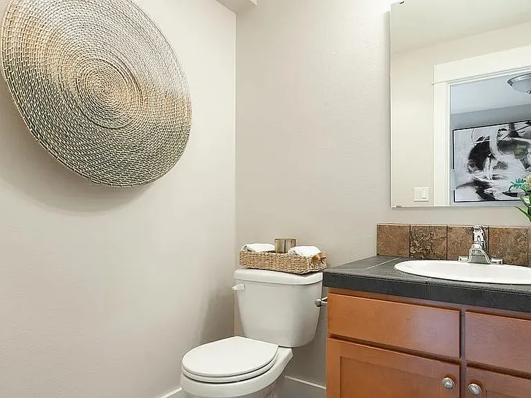 First floor: en-suite bathroom