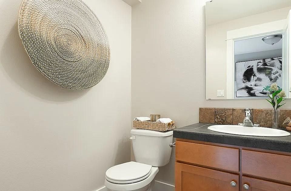 First floor: en-suite bathroom