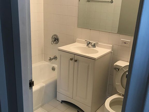 2nd image of 2626 N Lakeview Ave APT 2010