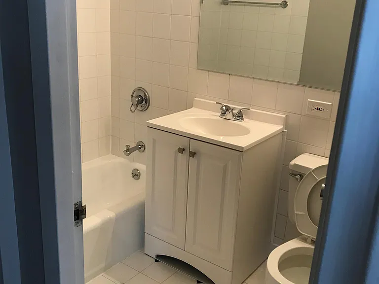 2626 N Lakeview Ave #2010 — Photo 2