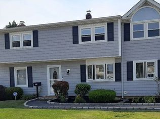 38 Candle Ln, Levittown, NY