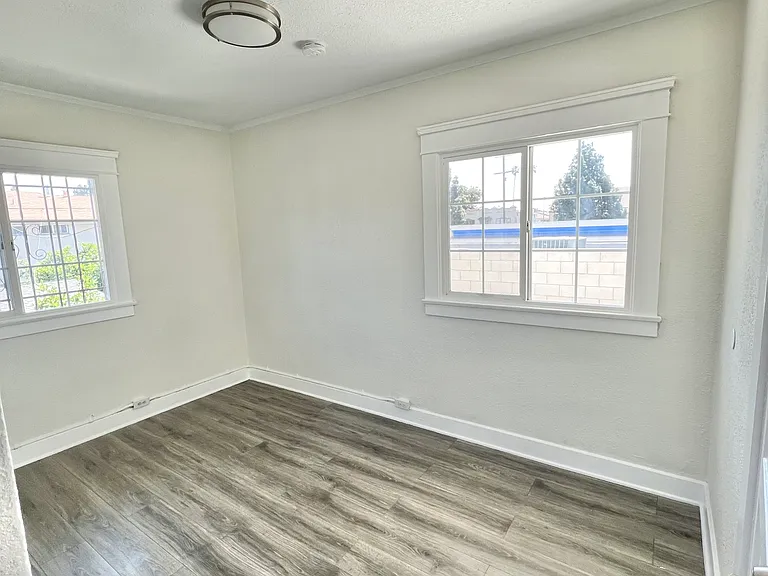 3990 S Normandie Ave — Photo 3