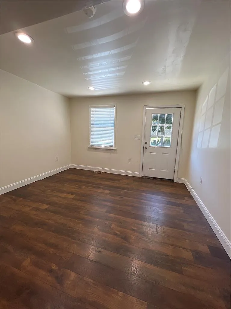 3 bed, 2.0 bath, 1025 sqft, $1,595 — Photo 2