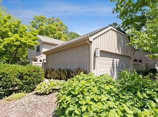 70 Hunt Trl, Lake Barrington, IL 60010