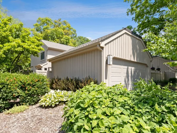 70 Hunt Trl, Lake Barrington, IL 60010