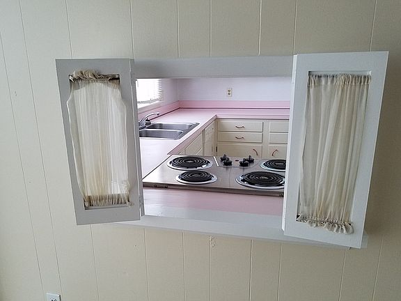 Pass through to kitchen 