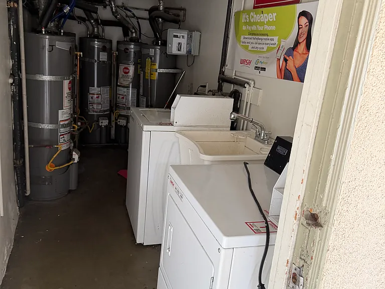 811 S Glenoaks Blvd #M — Photo 11