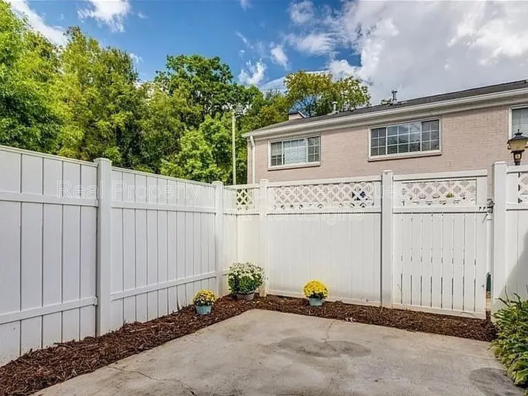 1224 Green Oaks Ln #B — Photo 8