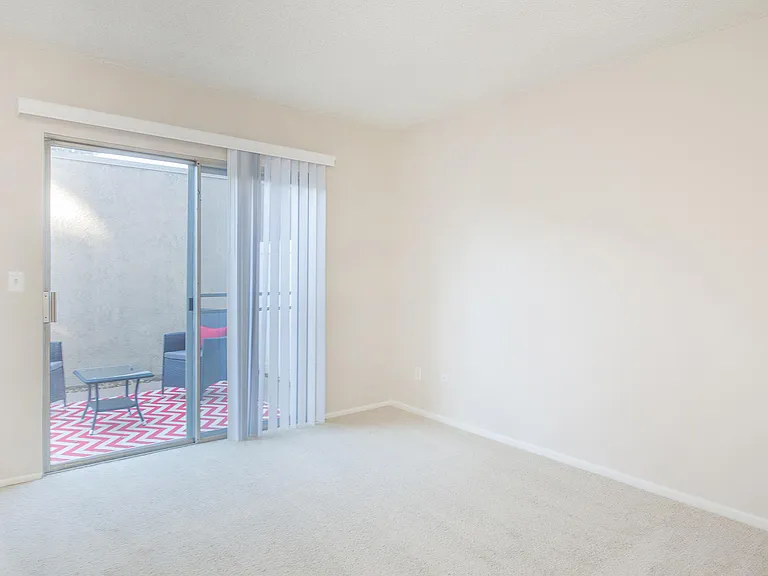 Hampshire Square Apartment Homes — Photo 21