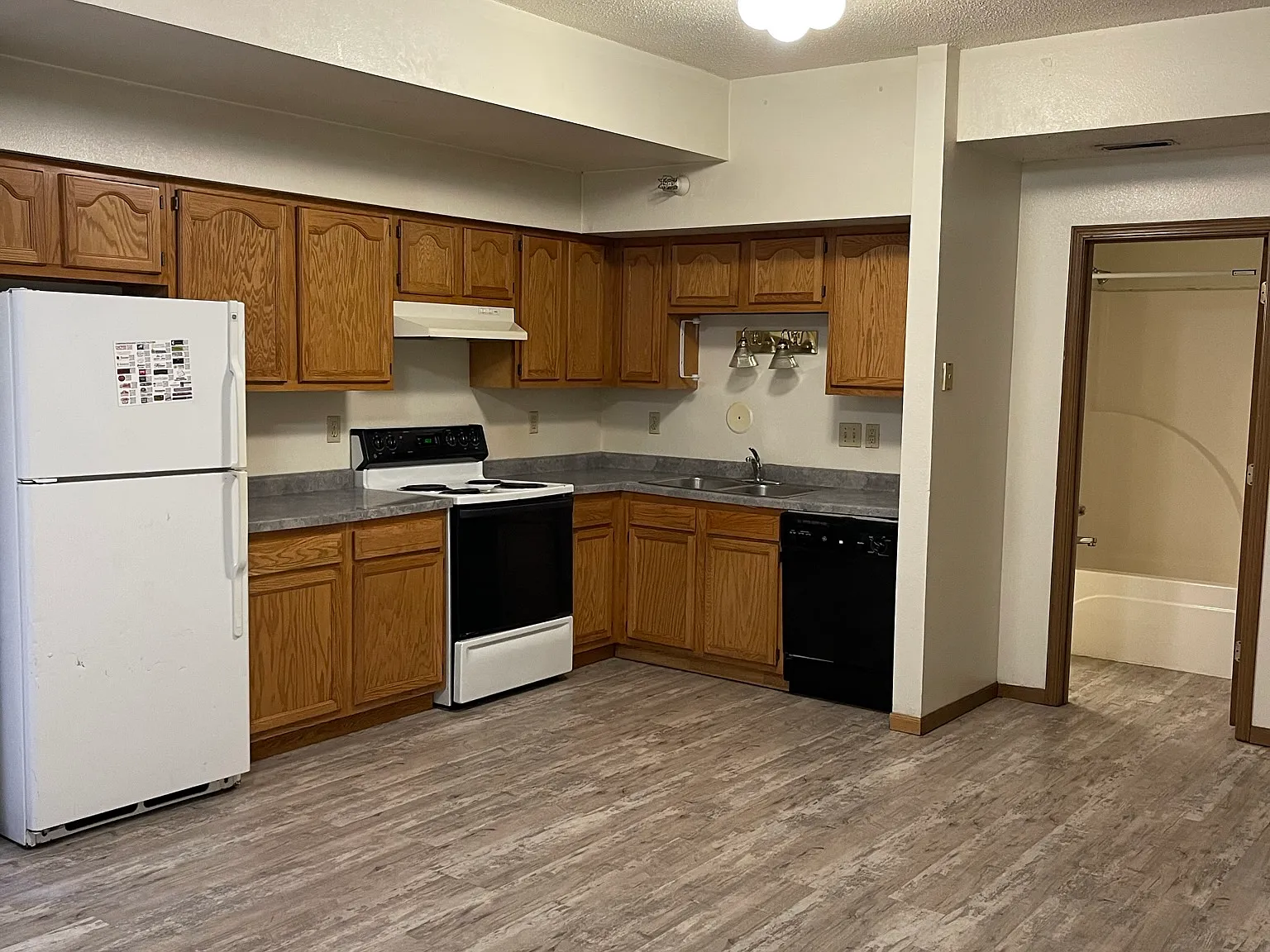 5 bed, $2,899 — Photo 4