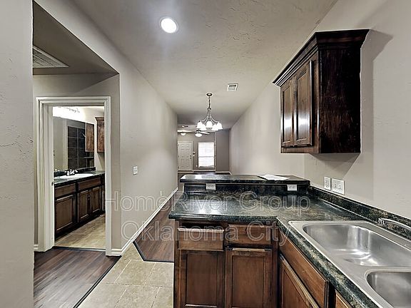 4th image of 918 SW 92nd St