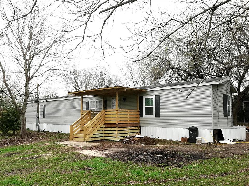 Curve appeal home with plenty of living spaces in and out