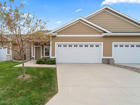 2nd image of 1588 SE Blackthorne Dr