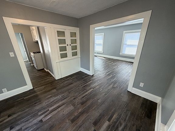 4th image of 1113 Hackett St