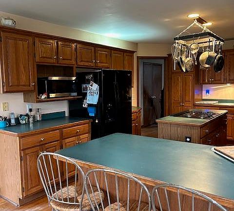 4th image of 1025 W Grand River Ave