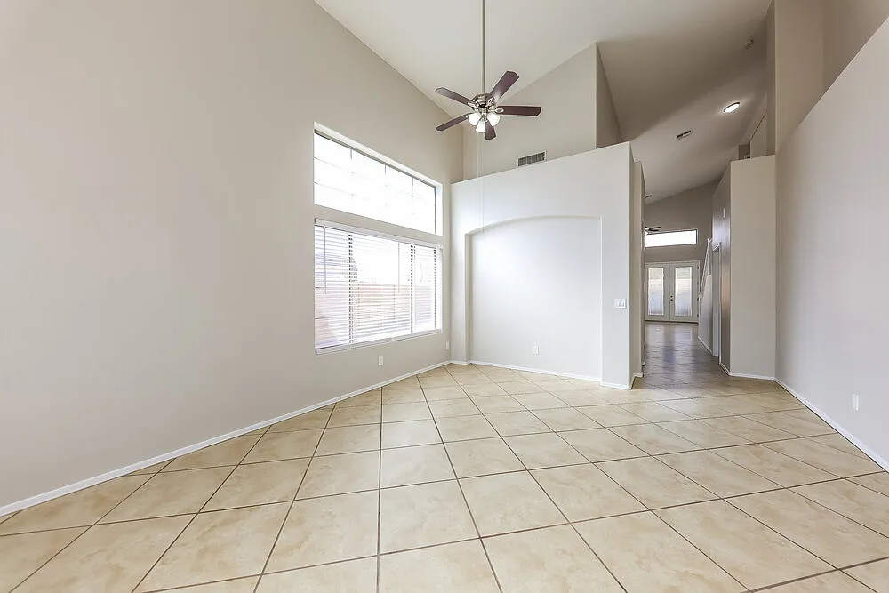4 bed, 2.5 bath, 2376 sqft, $2,560 — Photo 4
