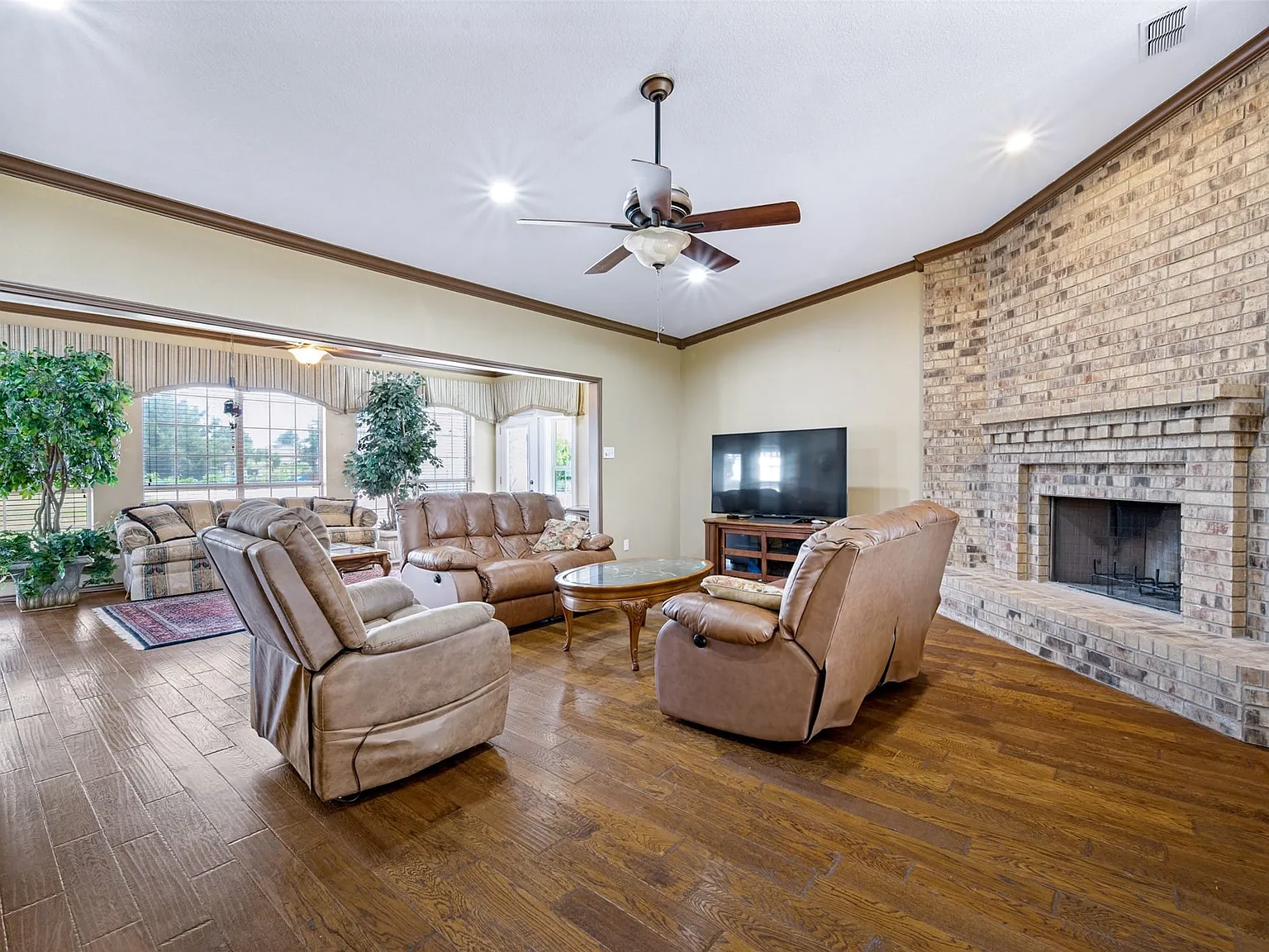 3 bed, 2.5 bath, 1897 sqft, $4,000 — Photo 3
