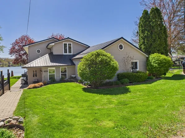 480 Peninsula Dr, Columbiaville, MI 48421