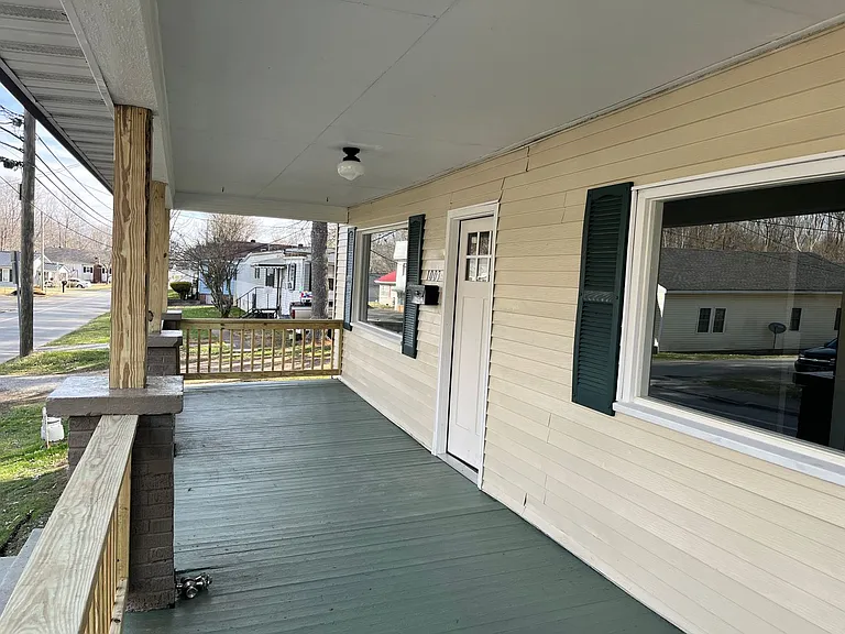1003 W 5th St — Photo 2