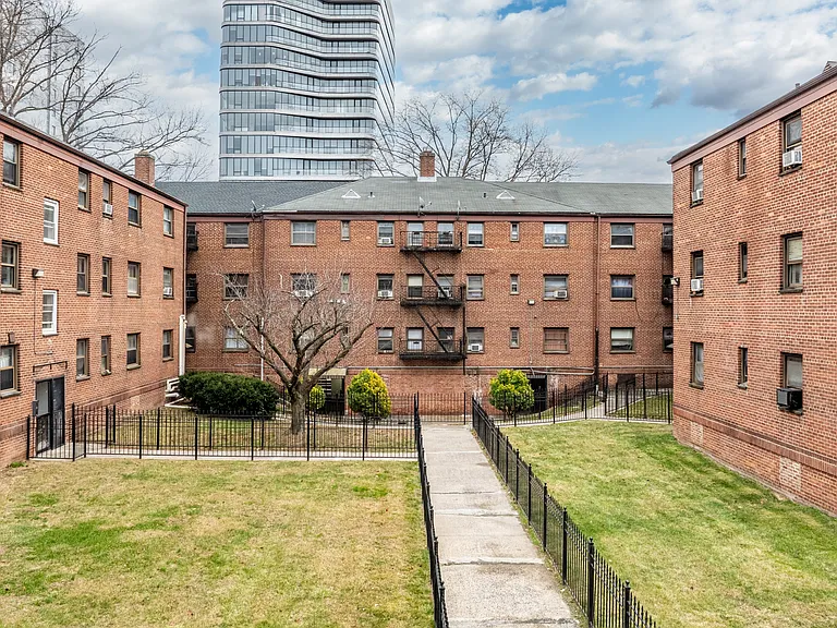 255 S Harrison St — Photo 1