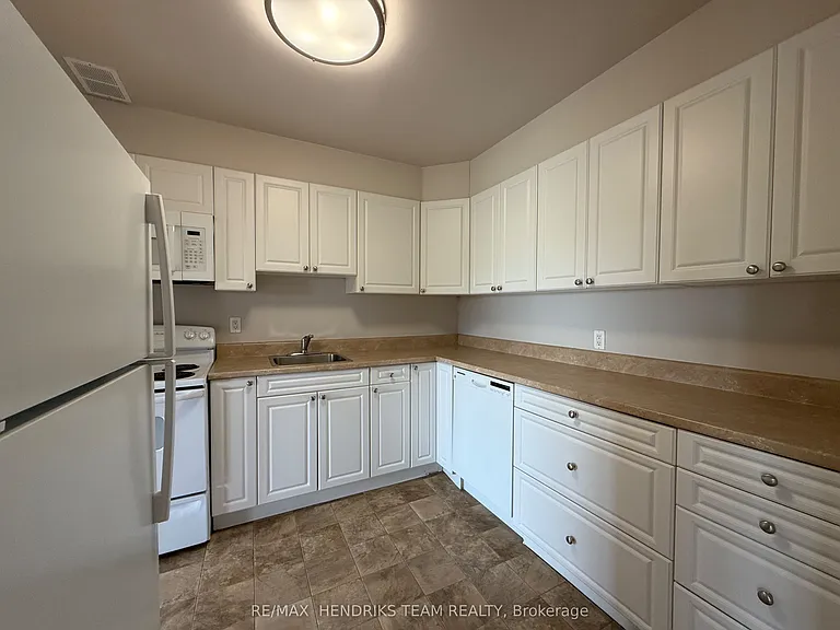 60 Windward St #809 — Photo 2