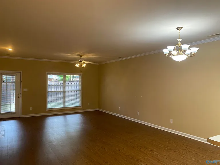 153 Canterbury Dr — Photo 2