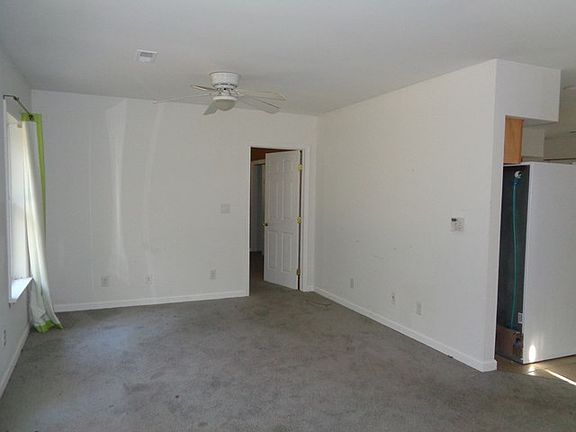 3rd image of 472 E Franklin St