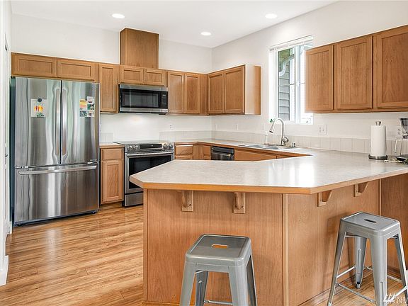 5th image of 2035 Garry Oaks Ave Unit B