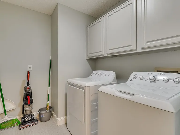 1717 Parkwood Dr — Photo 2
