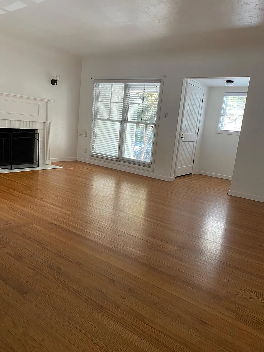 Building Photo - 641 Robertson Way