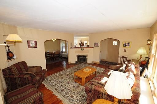 3rd image of 606 N Elmwood Ave
