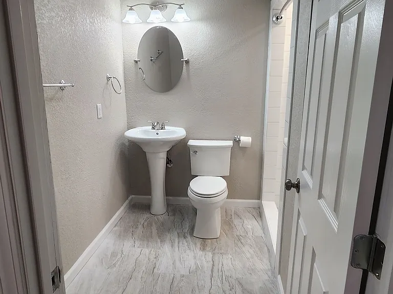 Lakefront Apartments — Photo 15