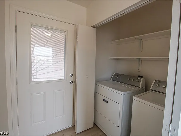 119 W Victory Rd — Photo 8