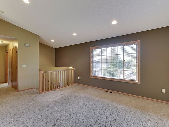 4th image of 856 Goldfinch Dr