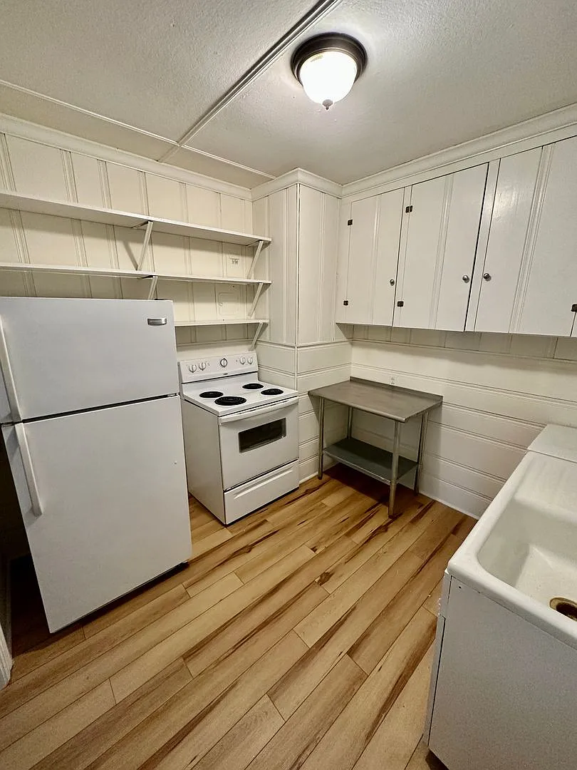 Cozy cabin feel, right downtown! — Photo 3