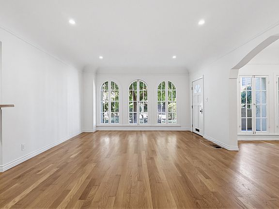 2nd image of 806 S Detroit St #806